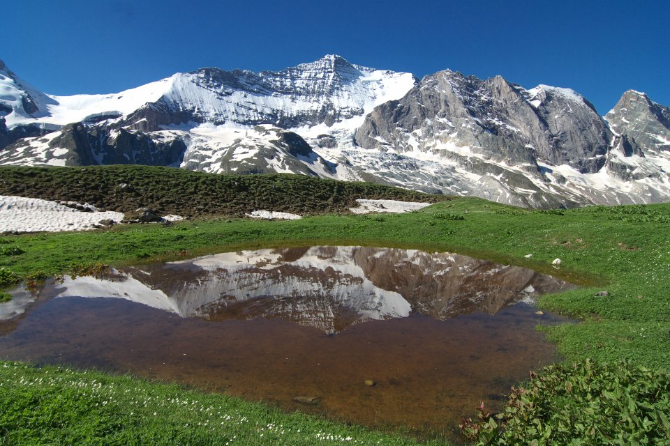 grande casse devant petit lac