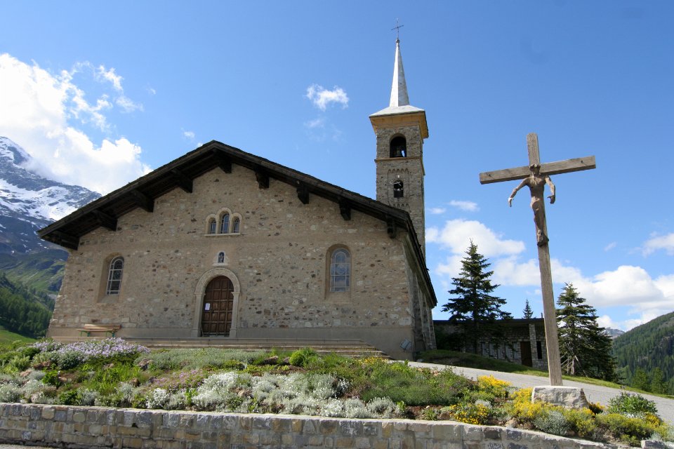 Tignes Christ bras pendants